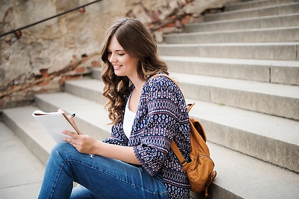 포토 JPG 주간 서양인 응시 여자 여행 거리 한명 미소 사람 앉기 상반신 20대 성인 야외 옆모습 펜 계단 공책 기록 프라하 성인여자한명만 국내포토 자연요소 외국인 1 시선 뷰포인트 모션 문구용품 표정 청년 필기구 체코 여자한명만 성인여자만 파일형식