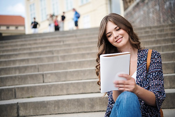 포토 JPG 주간 서양인 응시 여자 여행 거리 한명 미소 사람 앉기 상반신 20대 성인 야외 앞모습 계단 공책 프라하 성인여자한명만 국내포토 자연요소 외국인 1 시선 뷰포인트 모션 문구용품 표정 청년 체코 여자한명만 성인여자만 파일형식