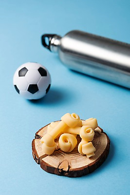 포토 JPG 스튜디오촬영 축구공 실내 근접촬영 사람없음 물병 오브젝트 애견용품 보온병 개껌 나무받침 국내포토 반려용품 뷰포인트 공 축구용품 내부 목재 물통 받침대 파일형식