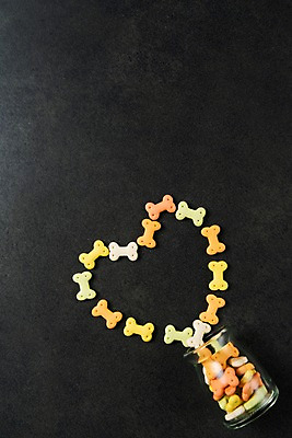 포토 JPG 스튜디오촬영 유리병 실내 근접촬영 사람없음 하트 오브젝트 뼈다귀모양 애견간식 국내포토 모양 뷰포인트 병_용기 내부 파일형식