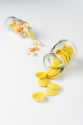 포토 JPG 스튜디오촬영 유리병 실내 근접촬영 사람없음 오브젝트 애견용품 쏟아짐 애견간식 국내포토 반려용품 뷰포인트 모션 병_용기 내부 파일형식