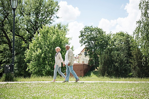 포토 JPG 주간 전신 서양인 나무 구름 응시 공원 여자 노년 남자 가로등 하늘 미소 사람 잔디 야외 두명 옆모습 실버라이프 걷기 손잡기 노부부 산책 70대 체코 프라하 공원길 국내포토 자연요소 외국인 식물 라이프스타일 부부 시선 공공시설 유럽 길 뷰포인트 모션 휴식 표정 성인 파일형식