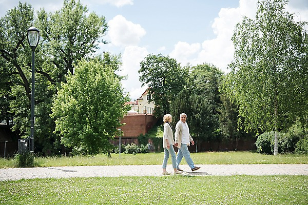 포토 JPG 주간 전신 서양인 나무 구름 응시 공원 여자 노년 남자 가로등 하늘 미소 사람 잔디 야외 두명 옆모습 실버라이프 걷기 손잡기 노부부 산책 70대 체코 프라하 공원길 국내포토 자연요소 외국인 식물 라이프스타일 부부 시선 공공시설 유럽 길 뷰포인트 모션 휴식 표정 성인 파일형식