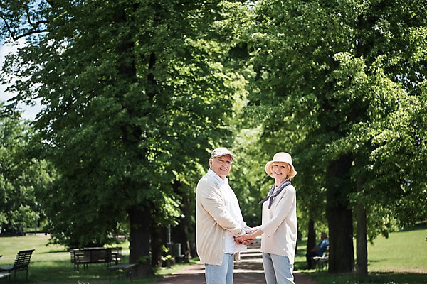 포토 JPG 주간 서양인 나무 응시 공원 여자 노년 남자 벤치 미소 사람 잔디 상반신 야외 두명 옆모습 실버라이프 마주보기 손잡기 노부부 70대 체코 프라하 공원길 국내포토 자연요소 외국인 식물 라이프스타일 부부 시선 공공시설 유럽 길 뷰포인트 의자 모션 표정 성인 파일형식