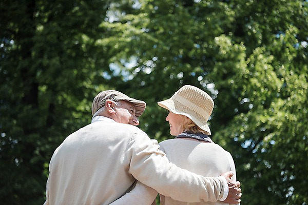 포토 JPG 주간 서양인 나무 응시 여자 노년 남자 허리손 안기 사랑 미소 사람 상반신 야외 두명 뒷모습 실버라이프 마주보기 노부부 70대 체코 프라하 어깨에손 국내포토 자연요소 외국인 식물 라이프스타일 부부 시선 감정 유럽 뷰포인트 포즈 모션 표정 성인 파일형식