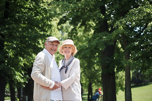 포토 JPG 주간 서양인 나무 응시 공원 여자 노년 남자 안기 미소 사람 잔디 상반신 야외 두명 옆모습 실버라이프 손잡기 노부부 70대 체코 프라하 국내포토 자연요소 외국인 식물 라이프스타일 부부 시선 공공시설 유럽 뷰포인트 모션 표정 성인 파일형식