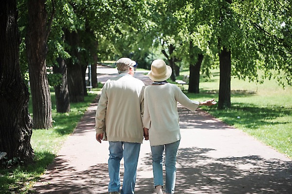 포토 JPG 주간 전신 서양인 나무 공원 여자 노년 남자 팔벌리기 사람 손짓 잔디 야외 두명 뒷모습 실버라이프 걷기 손잡기 노부부 산책 그늘 70대 체코 프라하 공원길 챙모자 국내포토 자연요소 외국인 식물 모자_잡화 라이프스타일 부부 공공시설 유럽 길 뷰포인트 모션 휴식 성인 파일형식