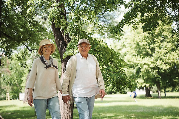 포토 JPG 주간 서양인 나무 응시 공원 여자 노년 남자 미소 사람 잔디 상반신 야외 두명 앞모습 실버라이프 걷기 손잡기 노부부 산책 70대 체코 프라하 국내포토 자연요소 외국인 식물 라이프스타일 부부 시선 공공시설 유럽 뷰포인트 모션 휴식 표정 성인 파일형식