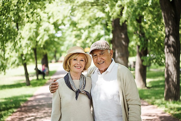 포토 JPG 주간 서양인 나무 응시 공원 여자 노년 남자 미소 사람 잔디 상반신 야외 두명 앞모습 실버라이프 노부부 70대 체코 프라하 공원길 챙모자 어깨에손 국내포토 자연요소 외국인 식물 모자_잡화 라이프스타일 부부 시선 공공시설 유럽 길 뷰포인트 모션 표정 성인 파일형식