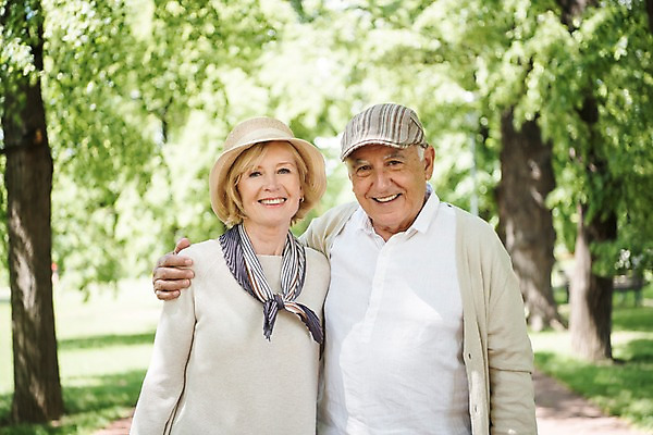 포토 JPG 주간 서양인 나무 응시 공원 여자 노년 남자 미소 사람 잔디 상반신 야외 두명 앞모습 실버라이프 노부부 70대 체코 프라하 공원길 챙모자 어깨에손 국내포토 자연요소 외국인 식물 모자_잡화 라이프스타일 부부 시선 공공시설 유럽 길 뷰포인트 모션 표정 성인 파일형식