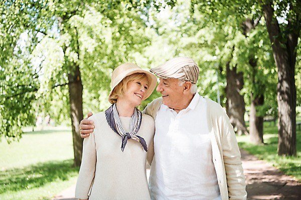 포토 JPG 주간 서양인 나무 응시 공원 여자 노년 남자 미소 사람 잔디 상반신 야외 두명 앞모습 실버라이프 걷기 노부부 산책 70대 체코 프라하 공원길 어깨에손 국내포토 자연요소 외국인 식물 라이프스타일 부부 시선 공공시설 유럽 길 뷰포인트 모션 휴식 표정 성인 파일형식