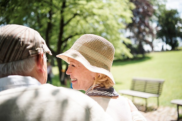 포토 JPG 주간 서양인 나무 응시 공원 여자 노년 남자 벤치 미소 사람 잔디 상반신 야외 두명 뒷모습 실버라이프 노부부 뒤돌아보기 70대 체코 프라하 챙모자 어깨에손 국내포토 자연요소 외국인 식물 모자_잡화 라이프스타일 부부 시선 공공시설 유럽 뷰포인트 의자 모션 표정 성인 파일형식