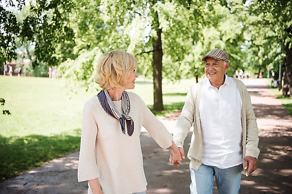 포토 JPG 주간 서양인 나무 응시 공원 여자 노년 남자 미소 사람 잔디 상반신 야외 두명 앞모습 실버라이프 손잡기 노부부 뒤돌아보기 당기기 70대 체코 프라하 공원길 국내포토 자연요소 외국인 식물 라이프스타일 부부 시선 공공시설 유럽 길 뷰포인트 모션 표정 성인 파일형식