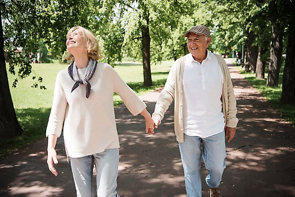 포토 JPG 주간 서양인 나무 응시 여자 노년 남자 미소 사람 잔디 상반신 야외 두명 앞모습 실버라이프 걷기 손잡기 노부부 올려보기 당기기 그늘 70대 체코 프라하 공원길 국내포토 자연요소 외국인 식물 라이프스타일 부부 시선 유럽 길 뷰포인트 모션 표정 성인 파일형식