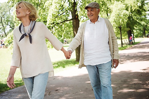 포토 JPG 주간 서양인 나무 응시 공원 여자 노년 남자 벤치 미소 사람 잔디 상반신 야외 두명 앞모습 실버라이프 걷기 손잡기 노부부 당기기 70대 체코 프라하 공원길 국내포토 자연요소 외국인 식물 라이프스타일 부부 시선 공공시설 유럽 길 뷰포인트 의자 모션 표정 성인 파일형식