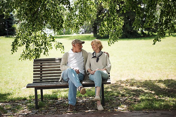 포토 JPG 주간 전신 서양인 나무 응시 공원 여자 노년 남자 벤치 미소 사람 앉기 잔디 야외 두명 앞모습 실버라이프 마주보기 노부부 나뭇가지 그늘 70대 체코 프라하 국내포토 자연요소 외국인 식물 라이프스타일 부부 시선 공공시설 유럽 뷰포인트 의자 모션 표정 성인 파일형식