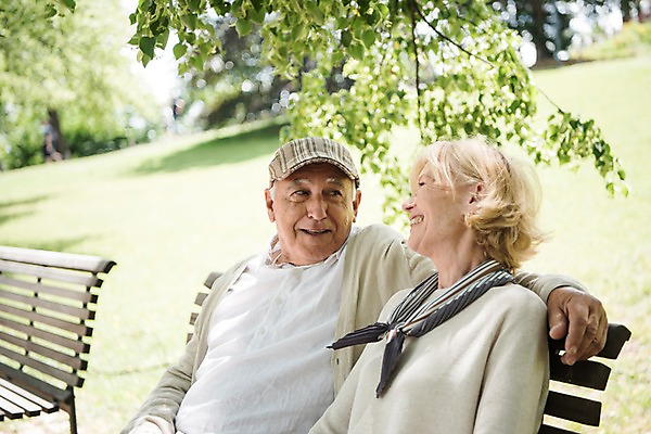 포토 JPG 주간 서양인 나무 응시 공원 여자 노년 남자 벤치 미소 사람 앉기 잔디 상반신 야외 두명 앞모습 실버라이프 노부부 나뭇가지 언덕 70대 체코 프라하 어깨에손 국내포토 자연요소 외국인 식물 라이프스타일 부부 시선 공공시설 유럽 뷰포인트 의자 모션 표정 성인 파일형식