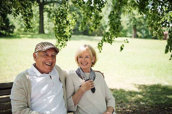 포토 JPG 주간 서양인 나무 응시 공원 여자 노년 남자 벤치 미소 사람 앉기 잔디 상반신 야외 두명 앞모습 실버라이프 노부부 그늘 70대 체코 프라하 어깨에손 국내포토 자연요소 외국인 식물 라이프스타일 부부 시선 공공시설 유럽 뷰포인트 의자 모션 표정 성인 파일형식