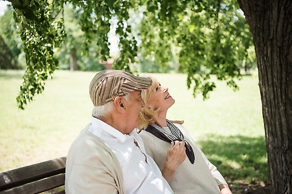 포토 JPG 주간 서양인 나무 응시 공원 여자 노년 남자 벤치 미소 사람 앉기 잔디 상반신 야외 두명 옆모습 실버라이프 노부부 올려보기 그늘 70대 체코 프라하 어깨에손 국내포토 자연요소 외국인 식물 라이프스타일 부부 시선 공공시설 유럽 뷰포인트 의자 모션 표정 성인 파일형식