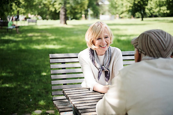 포토 JPG 주간 서양인 나무 공원 여자 노년 남자 벤치 미소 사람 앉기 잔디 상반신 야외 두명 앞모습 뒷모습 실버라이프 마주보기 노부부 70대 체코 프라하 야외테이블 국내포토 자연요소 외국인 식물 라이프스타일 부부 공공시설 유럽 뷰포인트 의자 모션 탁자 표정 성인 파일형식