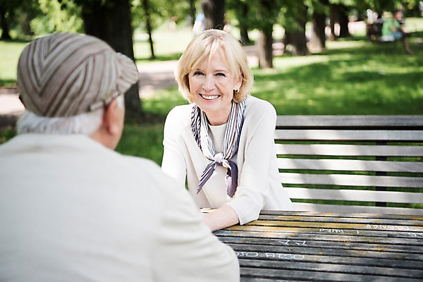 포토 JPG 주간 서양인 나무 응시 공원 여자 노년 남자 벤치 미소 사람 앉기 잔디 상반신 야외 두명 앞모습 뒷모습 실버라이프 마주보기 노부부 70대 체코 마주앉기 프라하 야외테이블 국내포토 자연요소 외국인 식물 라이프스타일 부부 시선 공공시설 유럽 뷰포인트 의자 모션 탁자 표정 성인 파일형식