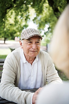 포토 JPG 주간 서양인 나무 응시 공원 여자 노년 남자 벤치 미소 사람 앉기 잔디 상반신 야외 두명 앞모습 뒷모습 실버라이프 마주보기 노부부 70대 체코 프라하 야외테이블 국내포토 자연요소 외국인 식물 라이프스타일 부부 시선 공공시설 유럽 뷰포인트 의자 모션 탁자 표정 성인 파일형식