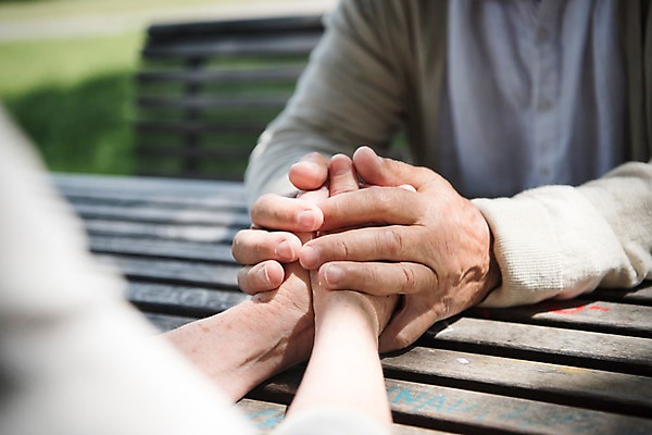 포토 JPG 주간 서양인 공원 여자 노년 남자 벤치 사람 앉기 근접촬영 상반신 야외 두명 앞모습 신체부위 실버라이프 손잡기 노부부 양손 70대 체코 프라하 야외테이블 국내포토 자연요소 외국인 라이프스타일 손 부부 공공시설 유럽 뷰포인트 의자 모션 탁자 성인 파일형식