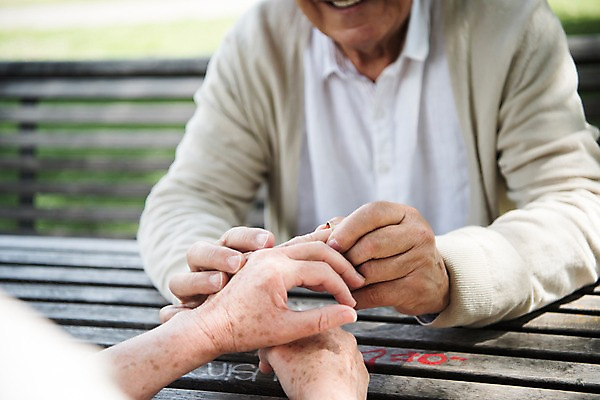 포토 JPG 주간 서양인 공원 여자 노년 남자 벤치 사람 앉기 근접촬영 상반신 야외 두명 앞모습 신체부위 실버라이프 노부부 양손 반지 70대 체코 마주앉기 프라하 야외테이블 국내포토 자연요소 외국인 라이프스타일 손 부부 공공시설 유럽 뷰포인트 의자 장신구 모션 탁자 성인 파일형식