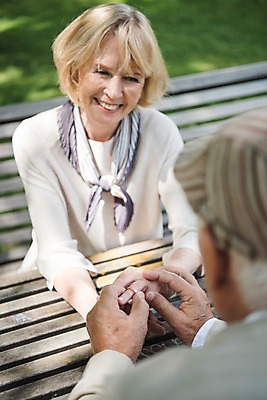 포토 JPG 주간 서양인 응시 공원 여자 노년 남자 행복 벤치 미소 사람 앉기 잔디 상반신 야외 두명 앞모습 뒷모습 실버라이프 손잡기 노부부 반지 70대 체코 프라하 야외테이블 국내포토 자연요소 외국인 식물 라이프스타일 부부 시선 공공시설 감정 유럽 뷰포인트 의자 장신구 모션 탁자 표정 성인 파일형식