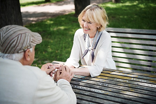 포토 JPG 주간 서양인 나무 응시 여자 노년 남자 행복 미소 사람 앉기 잔디 상반신 야외 두명 앞모습 뒷모습 실버라이프 마주보기 손잡기 노부부 반지 70대 체코 마주앉기 프라하 야외테이블 국내포토 자연요소 외국인 식물 라이프스타일 부부 시선 감정 유럽 뷰포인트 장신구 모션 탁자 표정 성인 파일형식