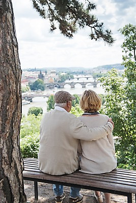 포토 JPG 주간 전신 서양인 구름 공원 여자 노년 남자 벤치 유럽풍경 하늘 사람 앉기 야외 두명 뒷모습 실버라이프 강 노부부 도시 70대 체코 프라하 어깨에손 국내포토 자연요소 외국인 라이프스타일 부부 공공시설 유럽 뷰포인트 의자 모션 풍경 성인 파일형식