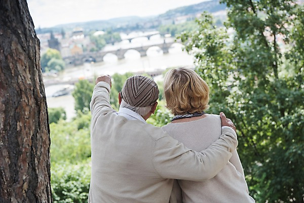 포토 JPG 주간 서양인 나무 응시 여자 노년 남자 유럽풍경 안기 사람 앉기 상반신 야외 두명 뒷모습 실버라이프 강 노부부 가리킴 나무기둥 70대 체코 프라하 가교 어깨에손 국내포토 자연요소 외국인 식물 라이프스타일 건축물 부부 시선 유럽 뷰포인트 모션 풍경 손짓 성인 파일형식
