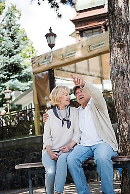 포토 JPG 주간 서양인 나무 응시 공원 여자 노년 남자 가로등 벤치 난간 미소 사람 앉기 상반신 야외 두명 앞모습 실버라이프 노부부 가리킴 천막 나무기둥 70대 체코 프라하 야외카페 국내포토 자연요소 외국인 식물 라이프스타일 부부 시선 공공시설 유럽 뷰포인트 의자 모션 표정 손짓 성인 카페 파일형식