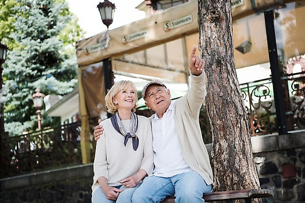 포토 JPG 주간 서양인 나무 응시 공원 여자 노년 남자 가로등 벤치 난간 안기 미소 사람 앉기 상반신 야외 두명 앞모습 실버라이프 노부부 카페 가리킴 나무기둥 70대 체코 프라하 야외카페 어깨에손 국내포토 자연요소 외국인 식물 라이프스타일 부부 시선 공공시설 유럽 뷰포인트 의자 모션 표정 손짓 성인 상점 파일형식