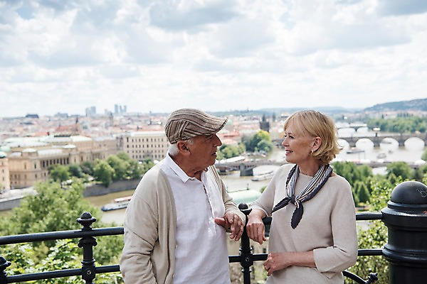포토 JPG 주간 서양인 구름 건축물 응시 여자 노년 남자 유럽풍경 난간 하늘 대화 사람 상반신 야외 두명 건물 옆모습 실버라이프 강 마주보기 노부부 기댐 도시 유람선 70대 체코 프라하 가교 국내포토 자연요소 외국인 라이프스타일 부부 시선 건축 유럽 뷰포인트 배_교통 모션 말하기 풍경 성인 파일형식