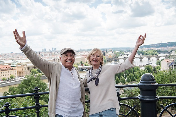 포토 JPG 주간 서양인 나무 구름 건축물 응시 여자 노년 남자 포즈 유럽풍경 난간 하늘 미소 사람 상반신 야외 두명 건물 앞모습 실버라이프 강 손들기 노부부 기댐 숲 70대 체코 프라하 국내포토 자연요소 외국인 식물 라이프스타일 부부 시선 건축 유럽 뷰포인트 모션 표정 풍경 성인 파일형식