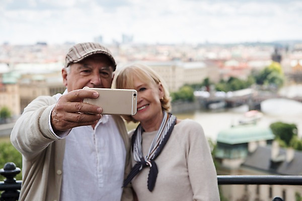 포토 JPG 주간 서양인 나무 건축물 응시 여자 노년 남자 유럽풍경 난간 미소 사람 상반신 야외 두명 건물 앞모습 실버라이프 스마트폰 강 노부부 기댐 셀프카메라 70대 체코 프라하 국내포토 자연요소 외국인 식물 라이프스타일 부부 시선 건축 유럽 뷰포인트 모션 표정 풍경 성인 핸드폰 스마트기기 사진촬영 파일형식