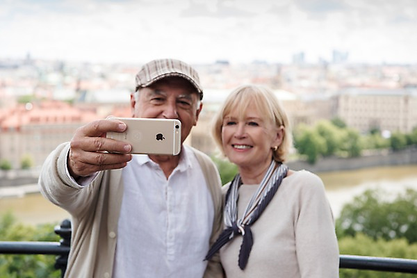 포토 JPG 주간 서양인 나무 건축물 응시 여자 노년 남자 유럽풍경 난간 미소 사람 상반신 야외 두명 건물 앞모습 실버라이프 스마트폰 강 노부부 기댐 셀프카메라 70대 체코 프라하 국내포토 자연요소 외국인 식물 라이프스타일 부부 시선 건축 유럽 뷰포인트 모션 표정 풍경 성인 핸드폰 스마트기기 사진촬영 파일형식