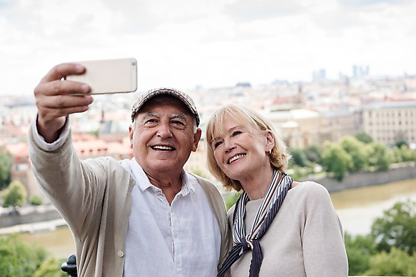 포토 JPG 주간 서양인 나무 건축물 응시 여자 노년 남자 유럽풍경 하늘 미소 사람 상반신 야외 두명 건물 앞모습 실버라이프 스마트폰 강 노부부 도시 셀프카메라 70대 체코 프라하 국내포토 자연요소 외국인 식물 라이프스타일 부부 시선 건축 유럽 뷰포인트 표정 풍경 성인 핸드폰 스마트기기 사진촬영 파일형식