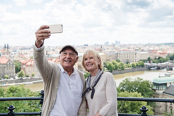 포토 JPG 주간 서양인 나무 구름 응시 여자 노년 남자 유럽풍경 난간 하늘 미소 사람 상반신 야외 두명 건물 앞모습 실버라이프 스마트폰 강 노부부 기댐 도시 셀프카메라 70대 체코 프라하 가교 국내포토 자연요소 외국인 식물 라이프스타일 건축물 부부 시선 유럽 뷰포인트 모션 표정 풍경 성인 핸드폰 스마트기기 사진촬영 파일형식