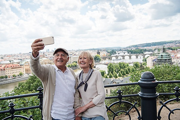 포토 JPG 주간 서양인 나무 구름 응시 여자 노년 남자 유럽풍경 난간 하늘 미소 사람 상반신 야외 두명 건물 앞모습 실버라이프 스마트폰 강 노부부 기댐 도시 숲 셀프카메라 70대 체코 프라하 가교 국내포토 자연요소 외국인 식물 라이프스타일 건축물 부부 시선 유럽 뷰포인트 모션 표정 풍경 성인 핸드폰 스마트기기 사진촬영 파일형식
