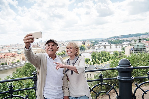 포토 JPG 주간 서양인 나무 구름 응시 여자 노년 남자 유럽풍경 난간 하늘 미소 사람 풍경 손짓 상반신 야외 두명 건물 앞모습 실버라이프 스마트폰 강 노부부 기댐 가리킴 도시 숲 셀프카메라 70대 체코 프라하 국내포토 자연요소 외국인 식물 라이프스타일 건축물 부부 시선 유럽 뷰포인트 모션 표정 성인 핸드폰 스마트기기 사진촬영 파일형식