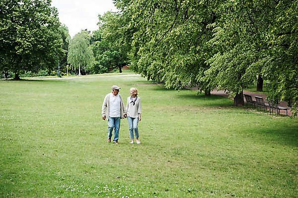포토 JPG 주간 전신 서양인 나무 응시 공원 여자 노년 남자 벤치 사람 잔디 야외 두명 앞모습 실버라이프 마주보기 걷기 손잡기 노부부 들꽃 들풀 70대 체코 프라하 공원길 국내포토 자연요소 외국인 식물 라이프스타일 부부 시선 공공시설 꽃 유럽 길 뷰포인트 의자 모션 성인 파일형식