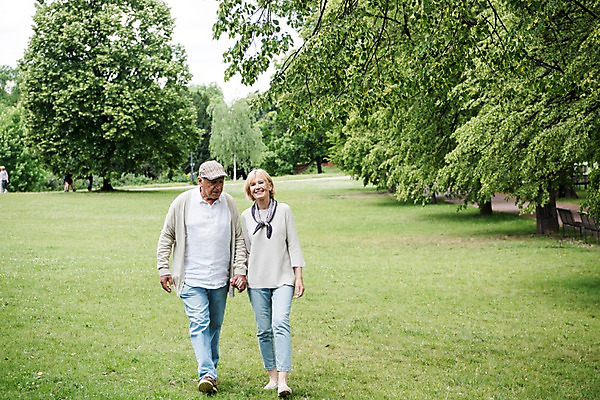 포토 JPG 주간 전신 서양인 나무 응시 공원 여자 노년 남자 벤치 미소 사람 잔디 야외 두명 앞모습 실버라이프 걷기 손잡기 노부부 산책 70대 체코 프라하 국내포토 자연요소 외국인 식물 라이프스타일 부부 시선 공공시설 유럽 뷰포인트 의자 모션 휴식 표정 성인 파일형식