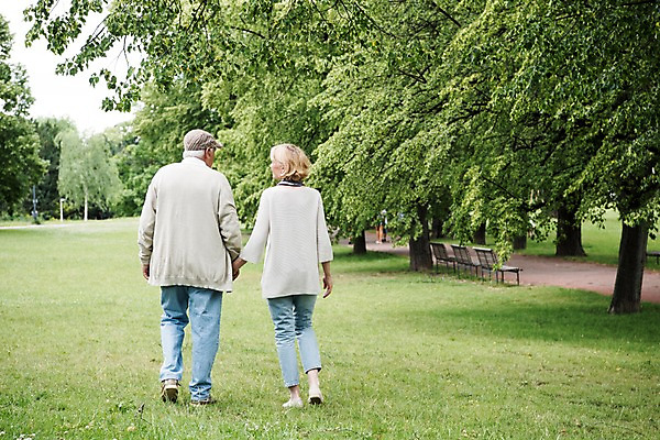 포토 JPG 주간 전신 서양인 나무 응시 공원 여자 노년 남자 벤치 사람 잔디 야외 두명 뒷모습 실버라이프 걷기 손잡기 노부부 산책 70대 체코 프라하 공원길 국내포토 자연요소 외국인 식물 라이프스타일 부부 시선 공공시설 유럽 길 뷰포인트 의자 모션 휴식 성인 파일형식