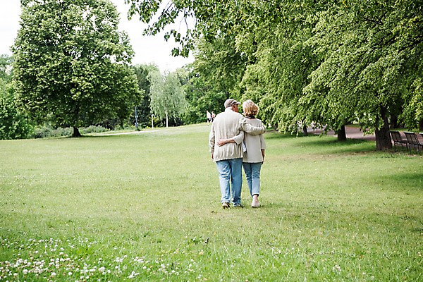 포토 JPG 주간 전신 서양인 나무 공원 여자 노년 남자 허리손 벤치 안기 사람 잔디 야외 두명 뒷모습 실버라이프 걷기 노부부 들꽃 들풀 70대 체코 프라하 어깨에손 국내포토 자연요소 외국인 식물 라이프스타일 부부 공공시설 꽃 유럽 뷰포인트 포즈 의자 모션 성인 파일형식