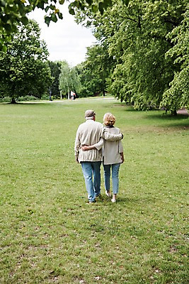 포토 JPG 주간 전신 서양인 나무 공원 여자 노년 남자 허리손 안기 하늘 사람 잔디 야외 두명 뒷모습 실버라이프 걷기 노부부 70대 체코 프라하 공원길 어깨에손 국내포토 자연요소 외국인 식물 라이프스타일 부부 공공시설 유럽 길 뷰포인트 포즈 모션 성인 파일형식