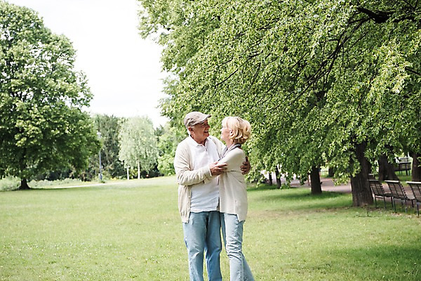 포토 JPG 주간 서양인 나무 응시 공원 여자 노년 남자 벤치 안기 미소 사람 잔디 상반신 야외 두명 옆모습 실버라이프 마주보기 노부부 70대 체코 프라하 국내포토 자연요소 외국인 식물 라이프스타일 부부 시선 공공시설 유럽 뷰포인트 의자 모션 표정 성인 파일형식