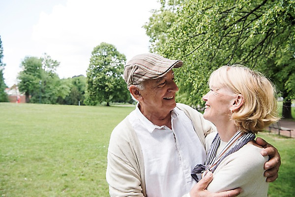 포토 JPG 주간 서양인 나무 구름 응시 공원 여자 노년 남자 안기 하늘 사랑 미소 사람 잔디 상반신 야외 두명 앞모습 옆모습 실버라이프 마주보기 노부부 70대 체코 프라하 국내포토 자연요소 외국인 식물 라이프스타일 부부 시선 공공시설 감정 유럽 뷰포인트 모션 표정 성인 파일형식