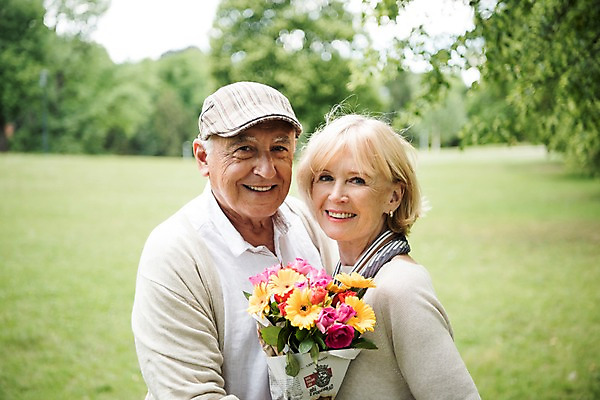 포토 JPG 주간 서양인 나무 응시 공원 여자 노년 남자 꽃다발 안기 미소 사람 근접촬영 잔디 상반신 야외 두명 앞모습 실버라이프 노부부 나뭇가지 70대 체코 프라하 국내포토 자연요소 외국인 식물 라이프스타일 부부 시선 공공시설 꽃 유럽 뷰포인트 모션 표정 성인 파일형식
